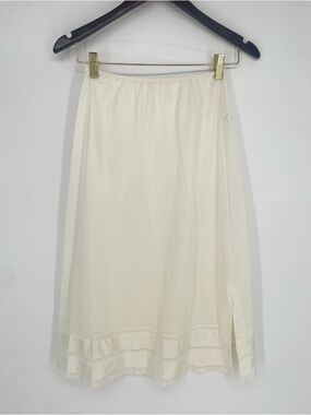 White Vintage Sears “The Doesn’t Slip” Nylon Anti-Cling Half Slip Skirt Lace Hem